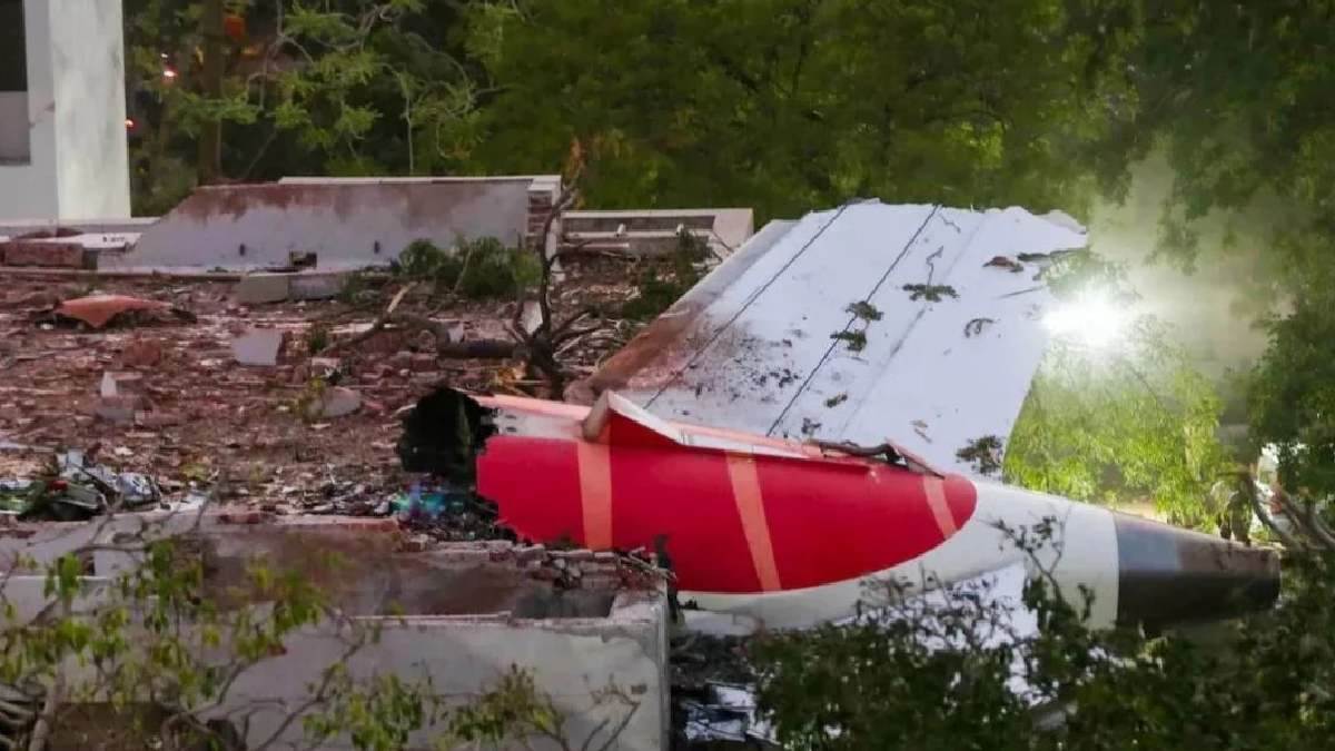 https://www.jagranimages.com/images/newimg/14072025/14_07_2025-ahmedabad_plane_crash_4_23983705.jpg