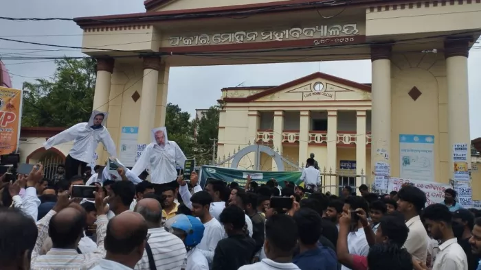 बालेश्वर के फकीर मोहन कॉलेज की छात्रा द्वारा आत्मदाह का मामला बढ़ता जा रहा है। जागरण
