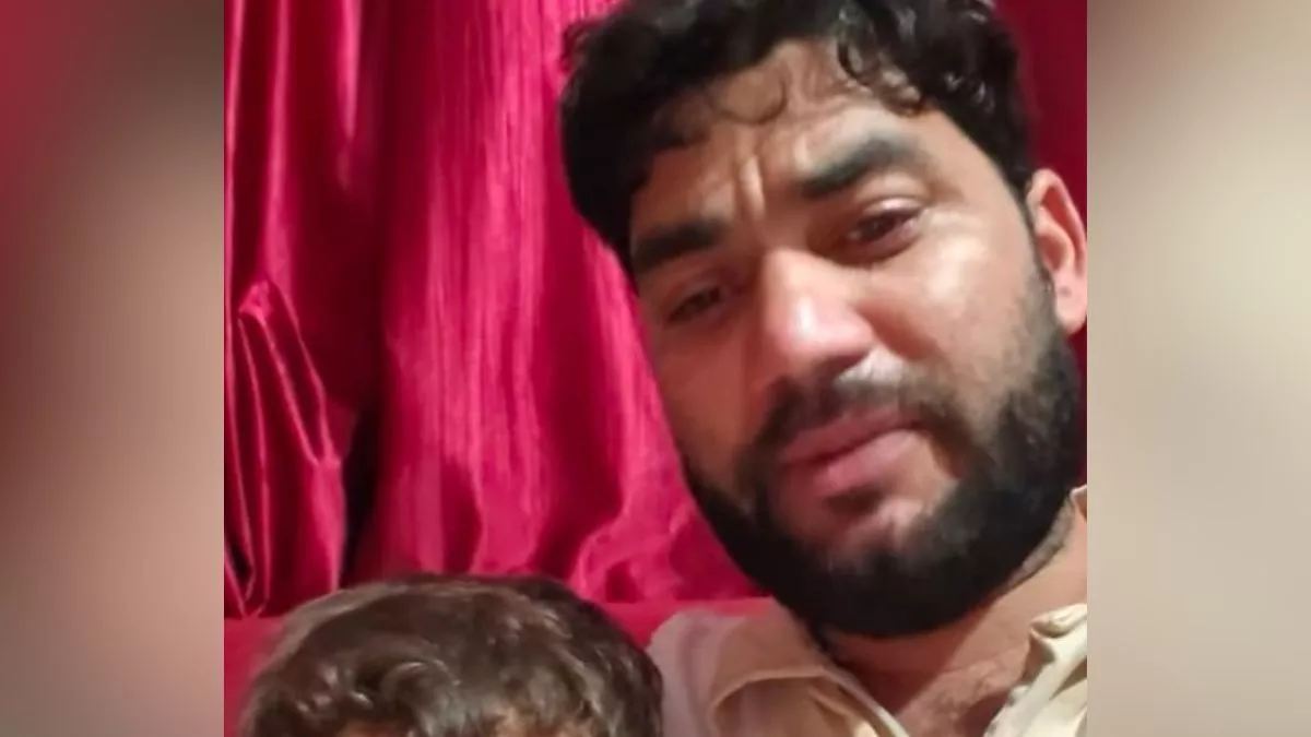 Bijnor News: पूर्व सभासद की बेटे के साथ रोते हुए वीडियो वायरल, पिता व भाइयों पर लगाया प्रताड़ित करने का आरोप