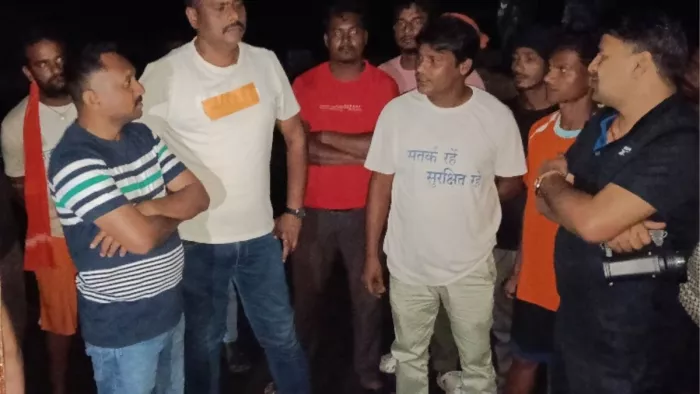 घटनास्थल पर जुटी लोगों की भीड़। (फोटो जागरण)