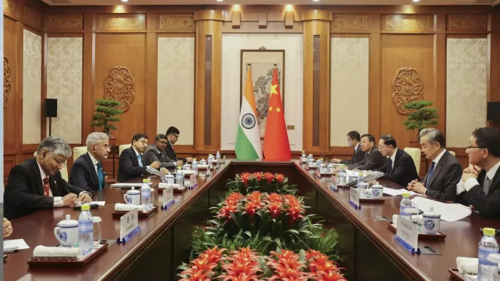 चीन के विदेश मंत्री से मिले एस जयशंकर। (फोटो- पीटीआई)