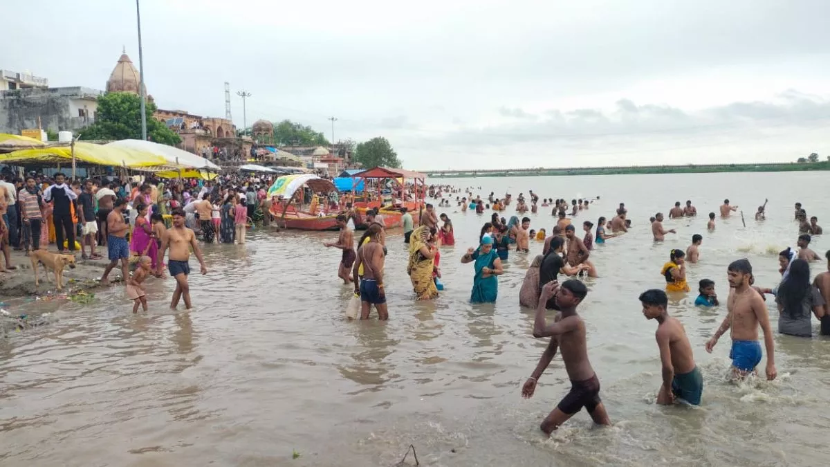 Kanpur News: सावन के प्रथम सोमवार को श्रद्धालुओं ने लगाई आस्था की डुबकी