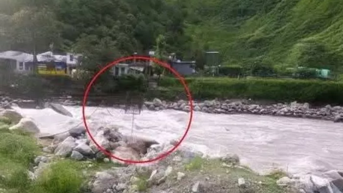 कुल्लू में इसी जगह झूला पुल से बच्ची से गिरी थी।