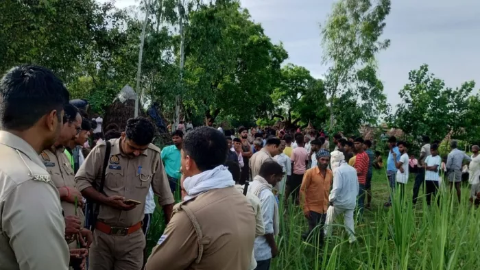 Pilibhit News: बाघ के हमले के बाद मौके पर पहुंची पुलिस टीम।