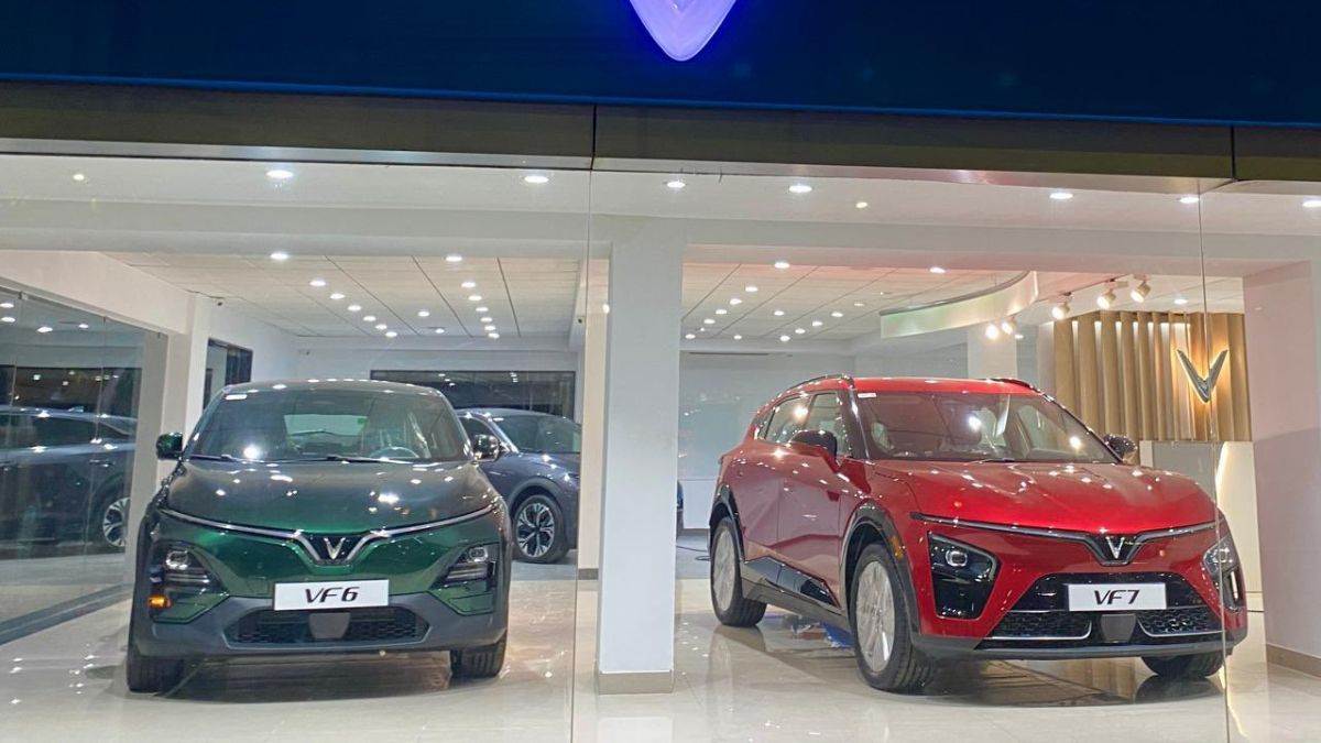 https://www.jagranimages.com/images/newimg/14072025/14_07_2025-vinfast_showroom_23983690.jpg