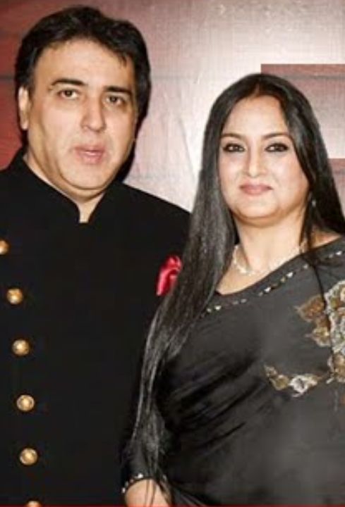 Where is Actress Tabu's Elder Sister  Farha Naaz: सौंदर्याची खाण अन् अभिनयाची जाण असलेल्या तब्बूची बहिणी कधीकाळी होती सुपरस्टार; यशाच्या सर्वोच्च शिखरावर सोडली इंडस्ट्री, आज करतेय 'हे' काम