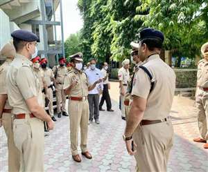 विश्वकर्मा चौक में किसानों एवं भाजपा वर्करों में माहौल तनावपूर्ण। (जागरण)