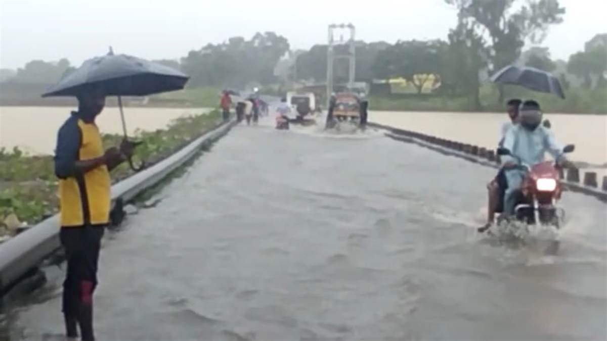 महानदी में बाढ़ का खतरा बरकरार, बरगढ़ में घुसा पानी