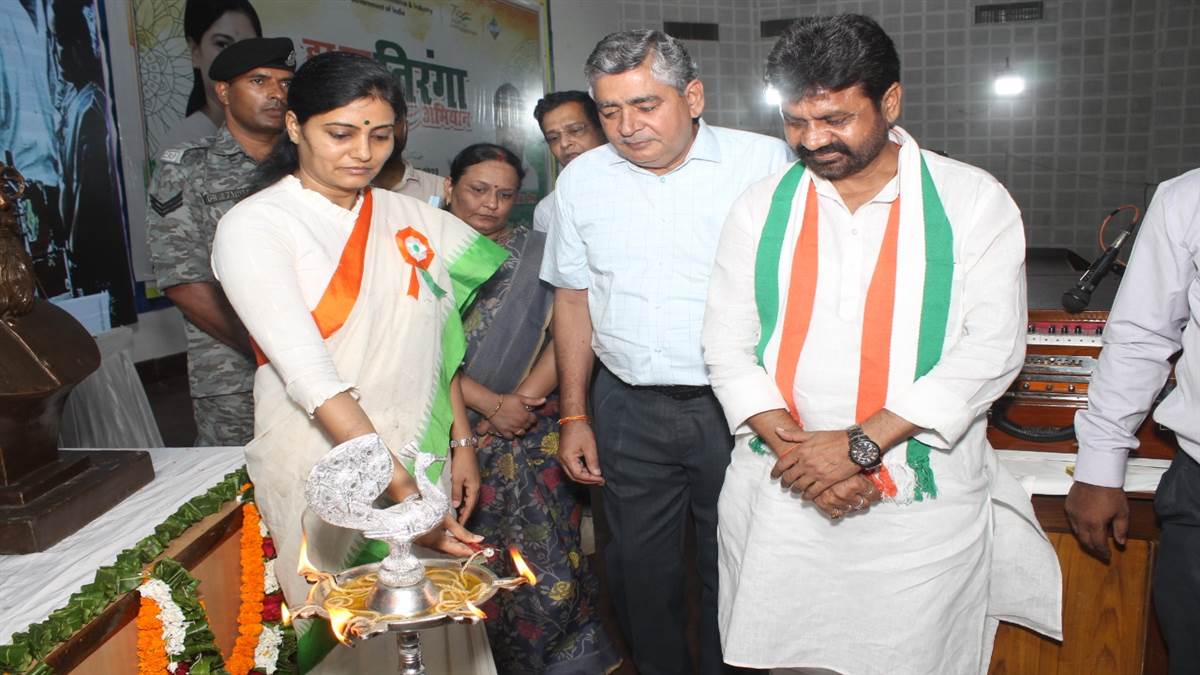 https://www.jagranimages.com/images/newimg/14082022/14_08_2022-anupriya_patel_22981049.jpg