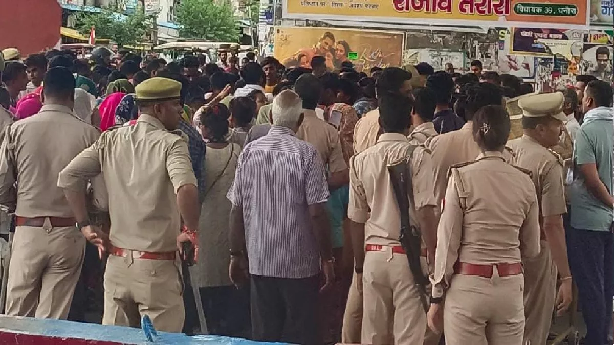 Attack on Police car in Amroha: छात्र की मौत के बाद हाईवे पर बवाल। जागरण
