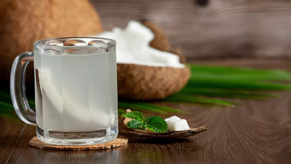 Coconut Water Benefits: अनिद्रा की समस्या से निजात पाने के लिए रात में सोते समय पिएं नारियल पानी