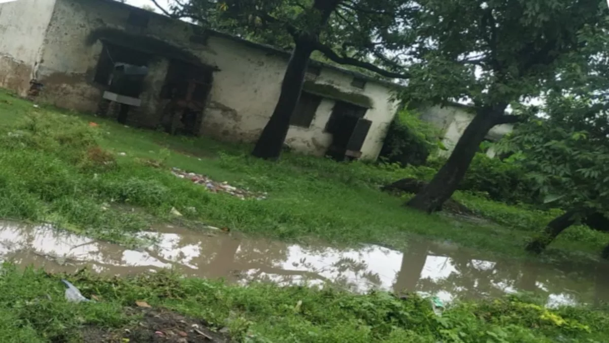 Aligarh News: मूसलाधार बारिश से जलमग्न हुई कासिमपुर परियोजना की आवासीय कालोनी, प्रबंधन के दावों की खुली पोल
