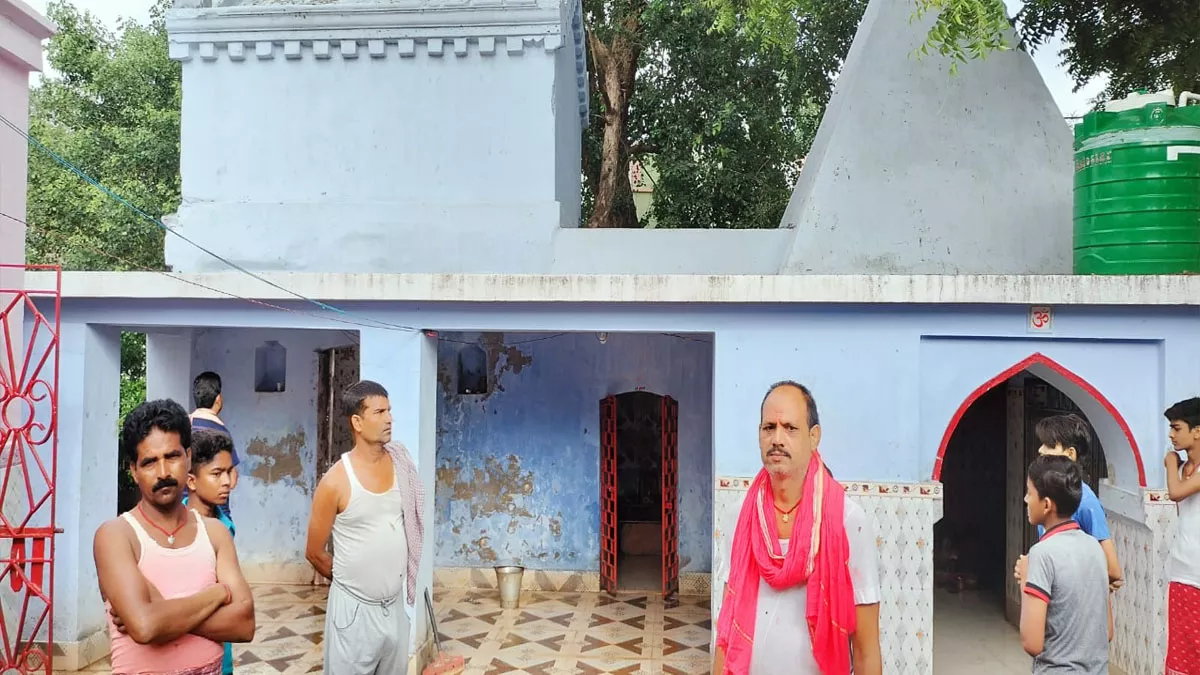 जय श्री राम... गोड्डा के राम मंद‍िर में चोरों का डाका...   चांदी के बने चार मुकुट उड़ा ले गए