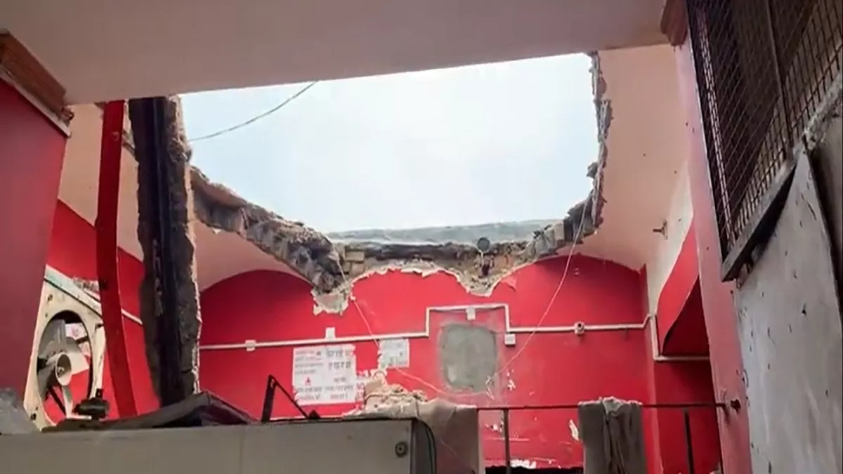 VIDEO: गाजियाबाद में छत काटकर शराब की दुकान में घुसे चोर, सामान लेकर चंपत; जांच में जुटी पुलिस