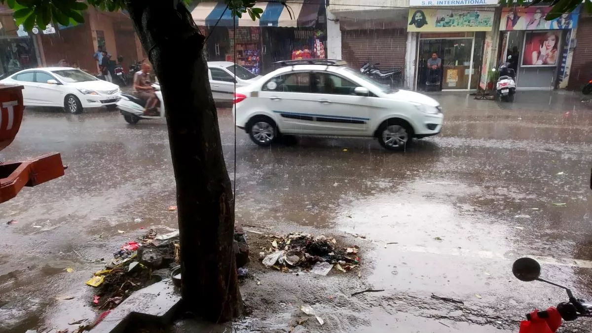 Jalandhar Weather Update : दिन भर तेज धूप के बाद शाम को तेज बारिश, लोगों को मिली उमस से राहत