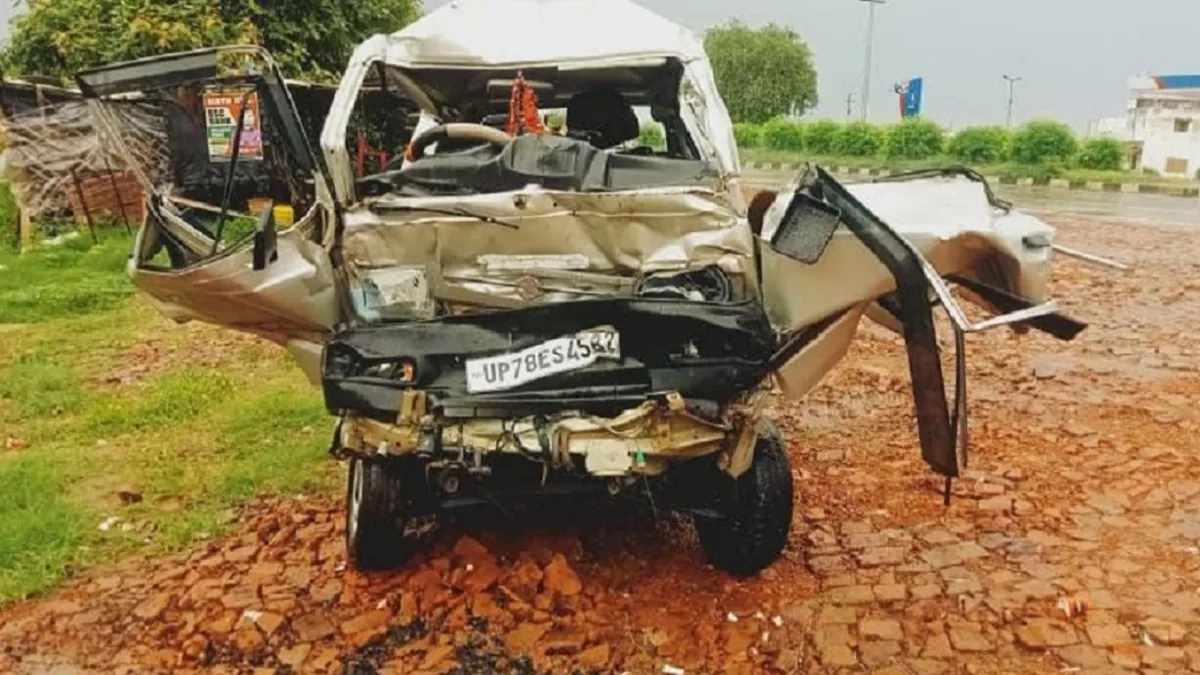 Kanpur Dehat Accident : हाईवे पर खड़े ट्रक से टकराई वैन, पति-पत्नी व पुत्र की मौत और युवक की हालत गंभीर