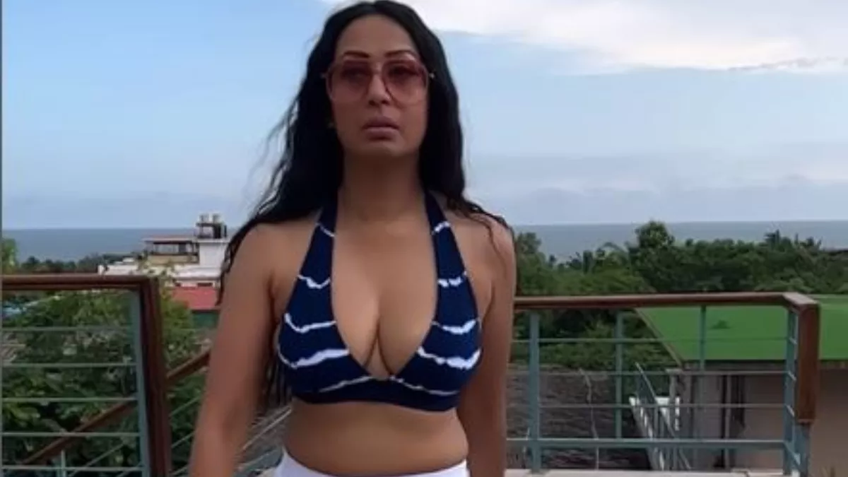 Kashmera Shah Bikini Video: 50 साल की कश्मीरा शाह ने ब्रालेट पहन स्विमिंग पूल किनारे किया वॉक, फैंस ने कहा, '25 की लग रही है'