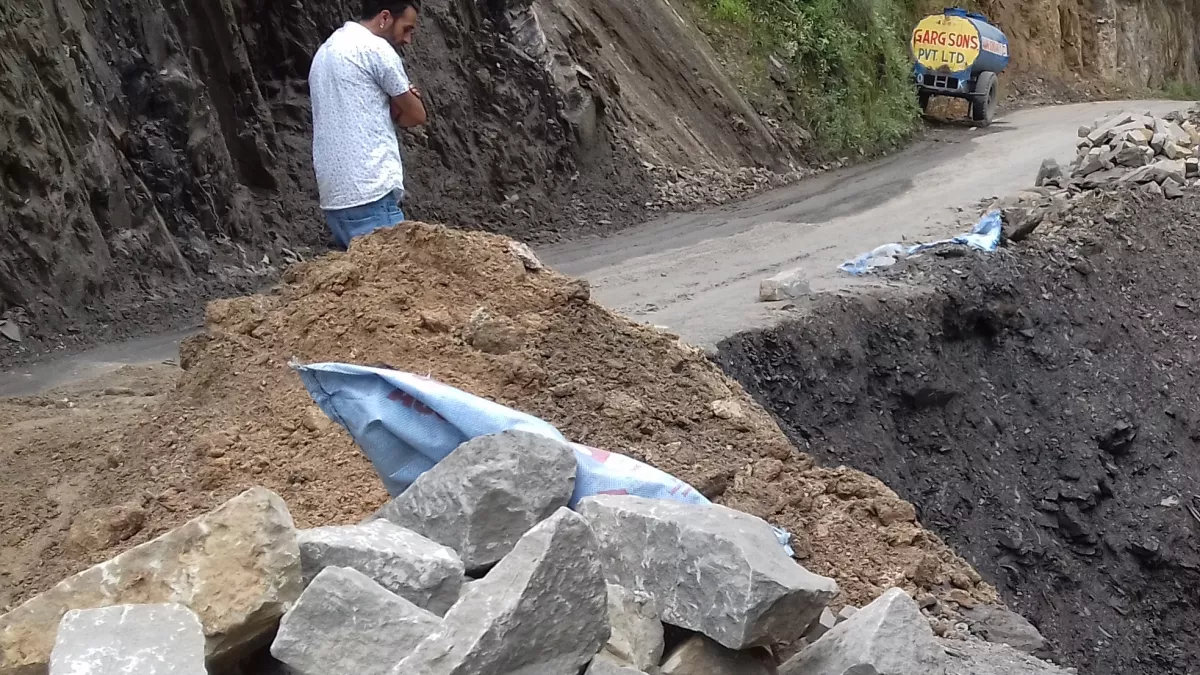 हिमाचल: ठेकेदार ने सड़क के बीच में फेंक दी निर्माण सामग्री, दो घंटे फंसी रही एंबुलेंस व स्‍वास्‍थ्‍य टीम