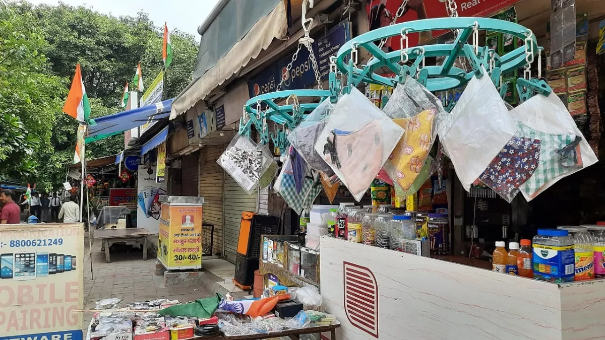 Delhi Covid: दिल्ली में कोरोना ने फिर पकड़ी रफ्तार, संक्रमण बढ़ने के साथ बाजारों में लौट आया है मास्क