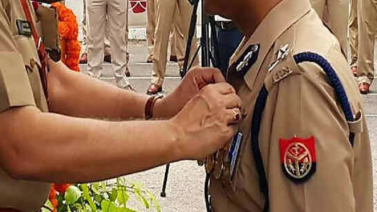 UP News: शौर्य के लिए 12 पुलिस कार्मिकों को डीजीपी का प्लेटिनम व 22 को गोल्ड प्रशंसा चिन्ह, 217 को सिल्वर प्रशंसा चिन्ह