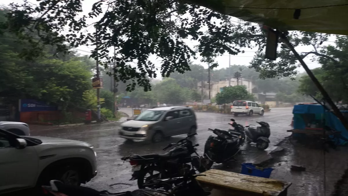 Weather Today: अलीगढ़ में झमाझम बारिश से जलभराव, गर्मी से मिली कुछ राहत