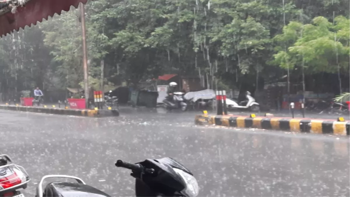 Rain In Meerut: मेरठ और आसपास दोपहर बाद हुई झमाझम बारिश ने मौसम किया सुहावना