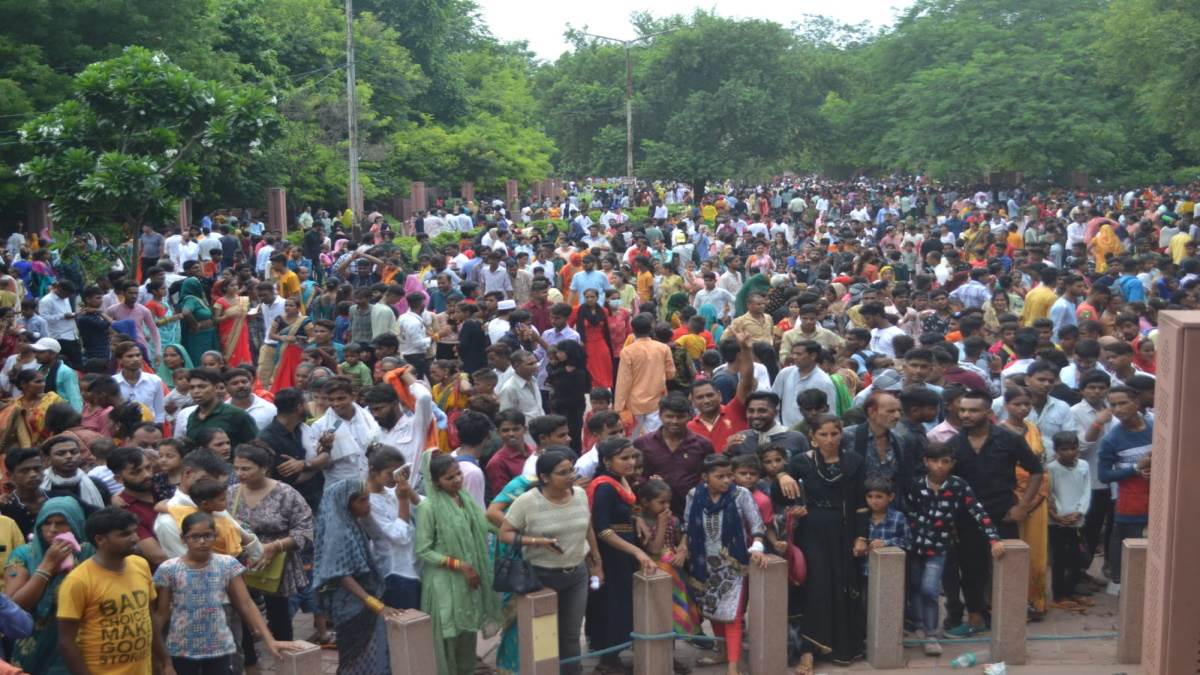 Free Entry in Taj Mahal: ताजमहल के अंदर प्रवेश पाने की चाहत बाहर खड़े हजाराें लोग।