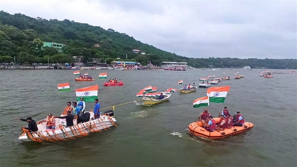 Tiranga Yatra Bhopal: 75 नावों पर भारत माता और वंदे मातरम के जयकारों के साथ तिरंगा यात्रा शुरू हुई
