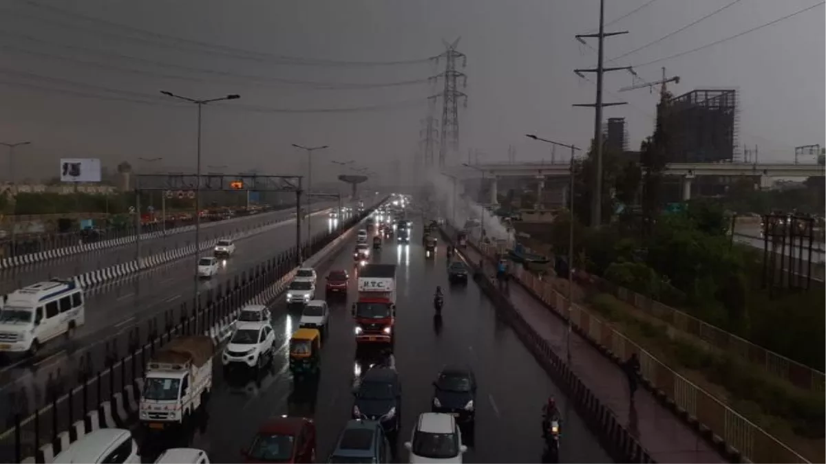 Delhi-NCR Monsoon: दिल्ली-एनसीआर में बदला मौसम का मिजाज, रिमझिम बरसात से सुहानी हुई शाम 