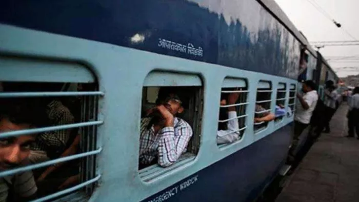 मोबाइल छीनने के दौरान छात्र को बदमाश ने ट्रेन से धक्का दिया, कटकर मौत। (फाइल फोटो)