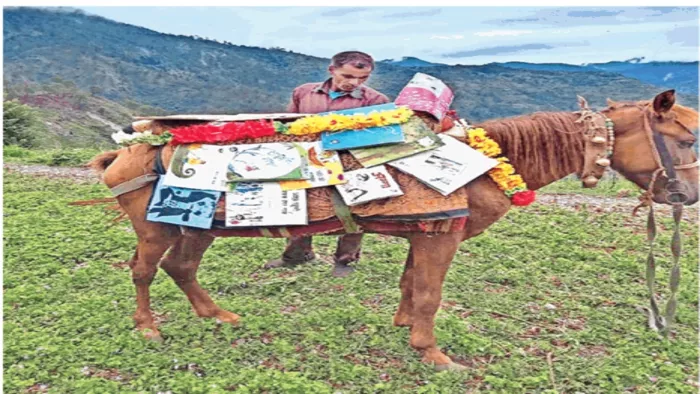 उत्तराखंड के नैनीताल जिले के कोटाबाग के दूरस्थ गांव बाघिनी में पहुंची घोड़ा लाइब्रेरी।