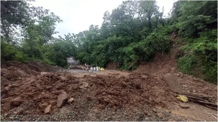 तीसरे दिन भी बहाल नहीं हो सका चंबा-पठानकोट नेशनल हाईवे, बारिश के चलते जगह-जगह हुआ भूस्खलन