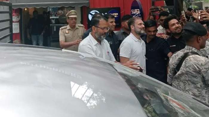 ओखला फेज-1 में लोगों से मिलने अचानक पहुंचे राहुल गांधी, एक घंटे तक जाना हाल