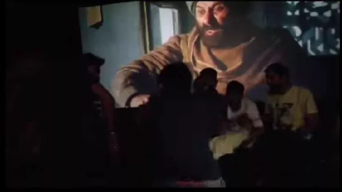 बड़ौत के सिनेमा हॉल में मारपीट करते दर्शक। सौ- सोशल मीडिया