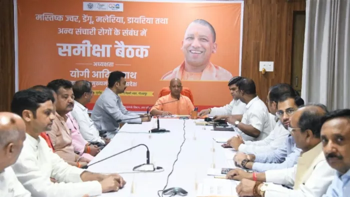 अधिकारियों के साथ बैठक करते सीएम योगी आदित्यनाथ। सौ. सूचना विभाग