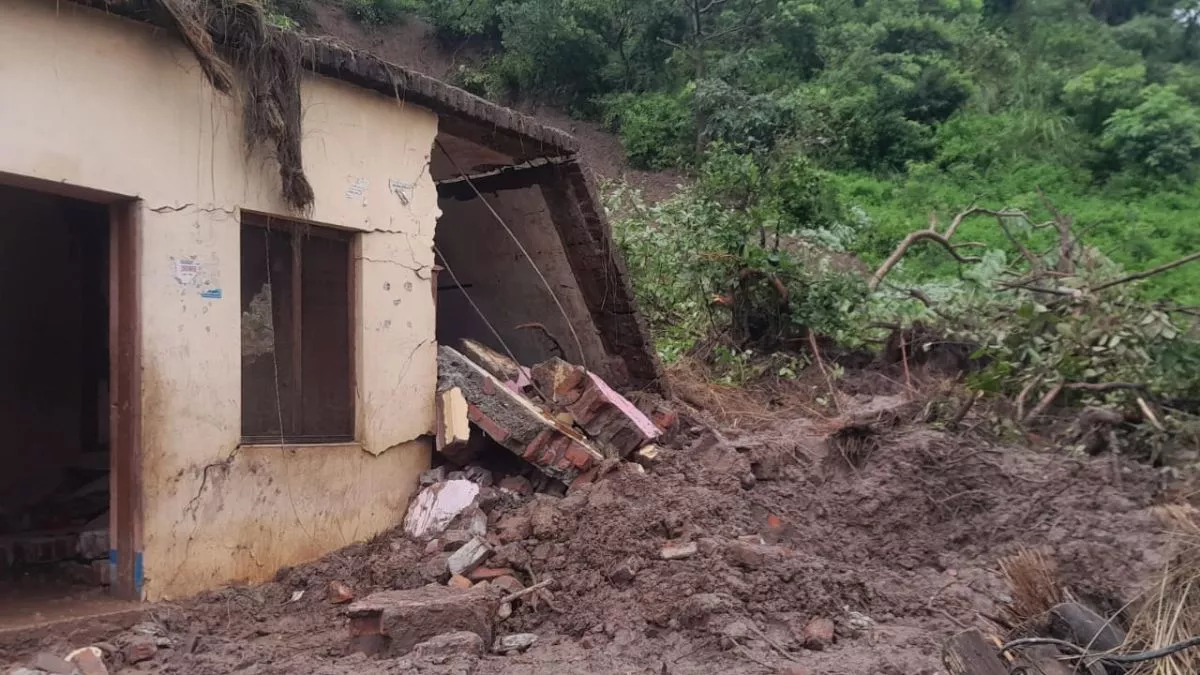 Heavy Rain in Himachal: भारी बारिश से हमीरपुर में गिरे 50 बिजली के खंबे, अब तक 3 लोगों की मौत व 2 लापता