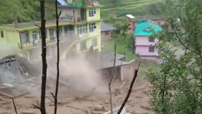 हिमाचल प्रदेश के सोलन के जादोन गांव में बादल फटने से सात लोगों की मौत।
