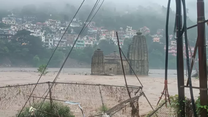 सुकेती खड्ड में बाढ़, ऐतिहासिक पंचवक्त्र मंदिर फिर पानी में डूबा; मंडी शहर का भी कटा संपर्क