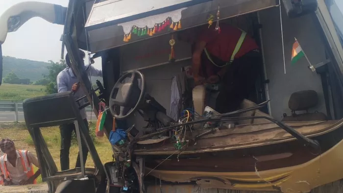 चालक को आई झपकी, बस अनियंत्रित होकर रेलिंग पर चढ़ी