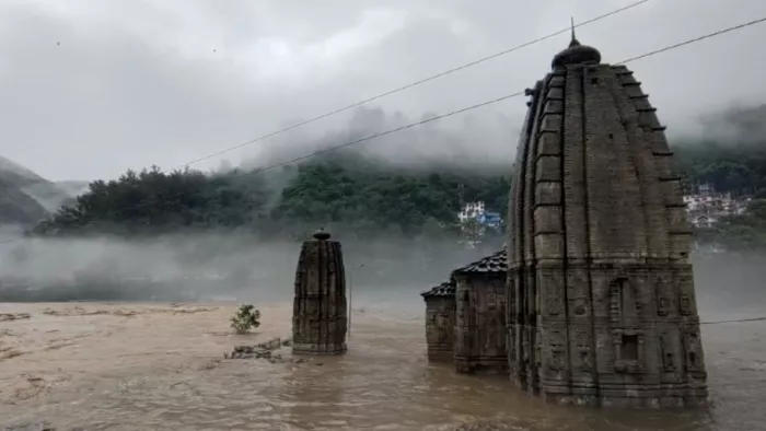 बादल फटने व भूस्खलन के कारण 40 की मौत, 37 से अधिक लोगों के दबे होने की आशंका