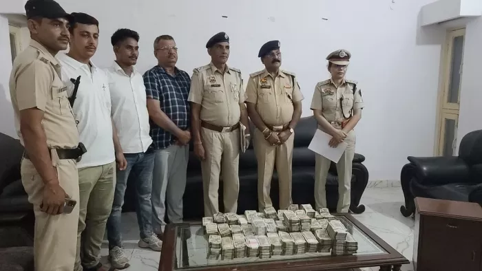 प्रॉपर्टी डीलर से एक करोड़ लूटने वाला नौकर, उसका भाई और साला गिरफ्तार