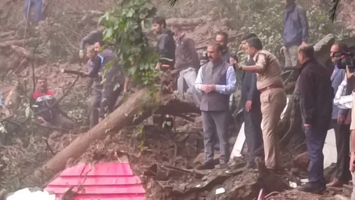 Himachal: पुलिस के रोकने के बावजूद CM ने नहीं सुनी बात, धंसी हुई शिव मंदिर के पास जाकर लिया जायजा