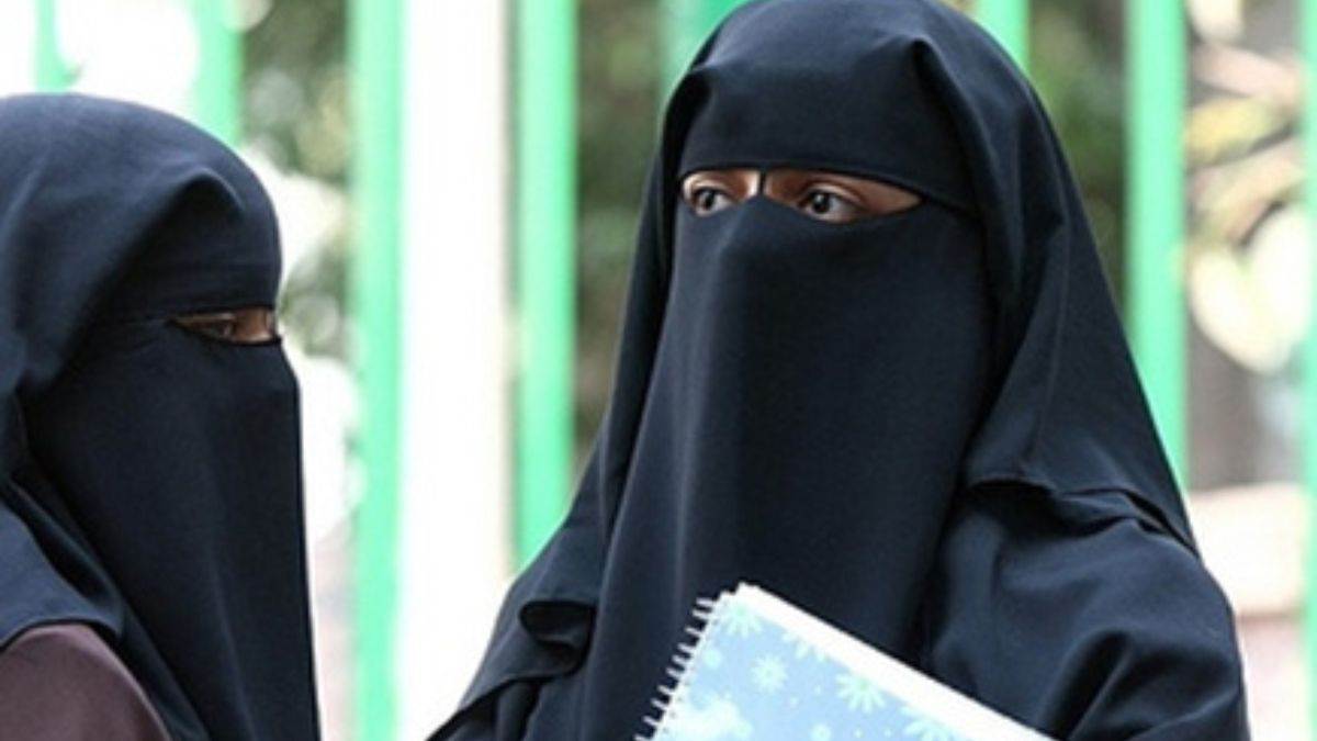 https://www.jagranimages.com/images/newimg/14082024/14_08_2024-_hijab_controversy_in_college__23778463.jpg