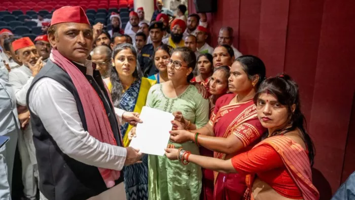 बीसी सखियों ने सपा सुप्रीमो से प्रदेश मुख्यालय में की थी मुलाकात।- सोशल मीडिया