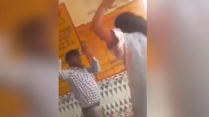 शिक्षक व शिक्षिका के बीच आपस में जमकर हुई थप्पड़बाजी।- स्क्रीन शॉट