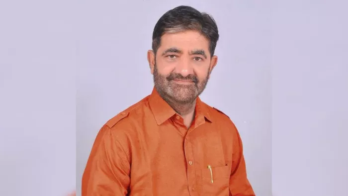 भाजपा जिलाध्यक्ष की प्रचलित फोटो के पीछे सीसामऊ सीट तो नहीं