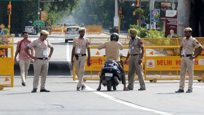 CBI छापों के बाद दिल्ली पुलिस ने थानों की बढ़ाई निगरानी।