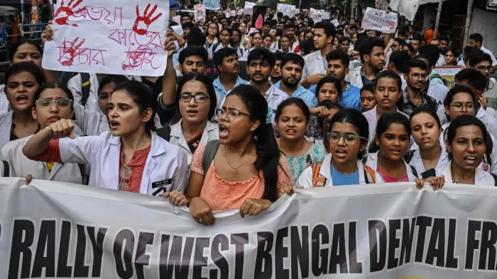 कोलकाता के सरकारी आरजी कर अस्पताल की स्नातकोत्तर प्रशिक्षु महिला चिकित्सक की हत्या के खिलाफ प्रदर्शन करते लोग।