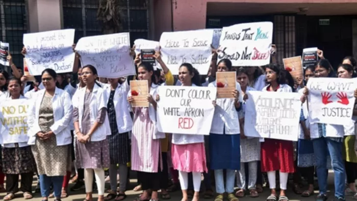ट्रेनी डॉक्टर के साथ हुए जघन्य अपराध के खिलाफ आज भी डॉक्टरों का हड़ताल जारी।(फोटो सोर्स: एएनआई)