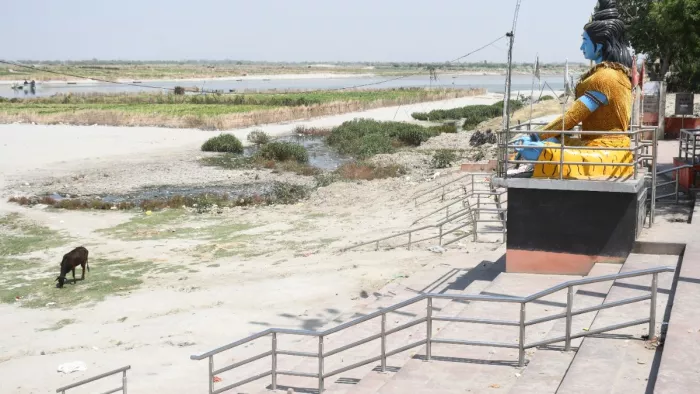 खतरे के निशान से बस 30 सेंटीमीटर दूर गंगा - प्रतीकात्मक तस्वीर।